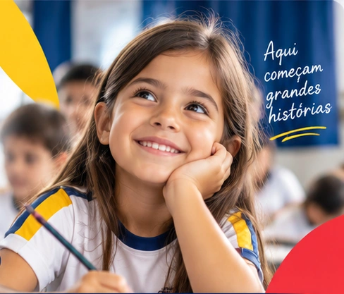 Aluna sorrindo em sala de aula